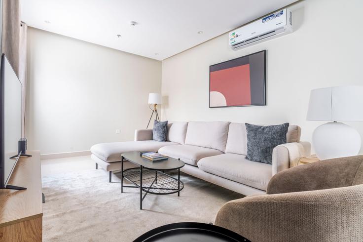 Sala de estar elegantemente projetada com móveis modernos em um apartamento no 4334 Prince Mamduh Bin Abdulaziz St em Riyadh, Riyadh