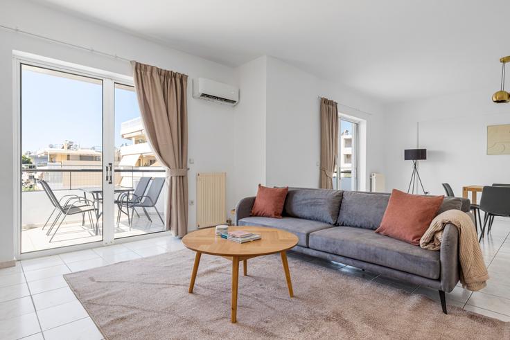 Salle de séjour élégante avec mobilier moderne dans un appartement à Themistokleous 18A, Marousi à North Athens, Athens Salle de séjour élégante avec mobilier moderne dans un appartement à Themistokleous 18A, Marousi à North Athens, Athens