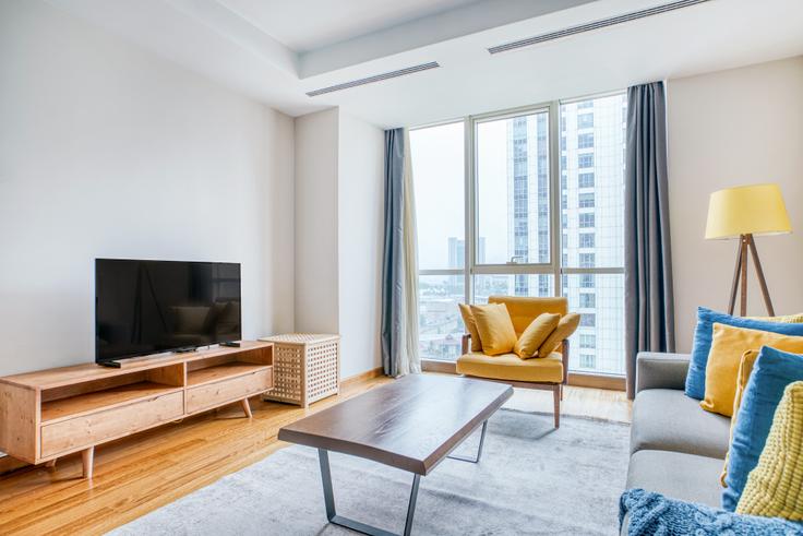 Salle de séjour élégante avec mobilier moderne dans un appartement à Mashattan Sitesi à Maslak, Istanbul