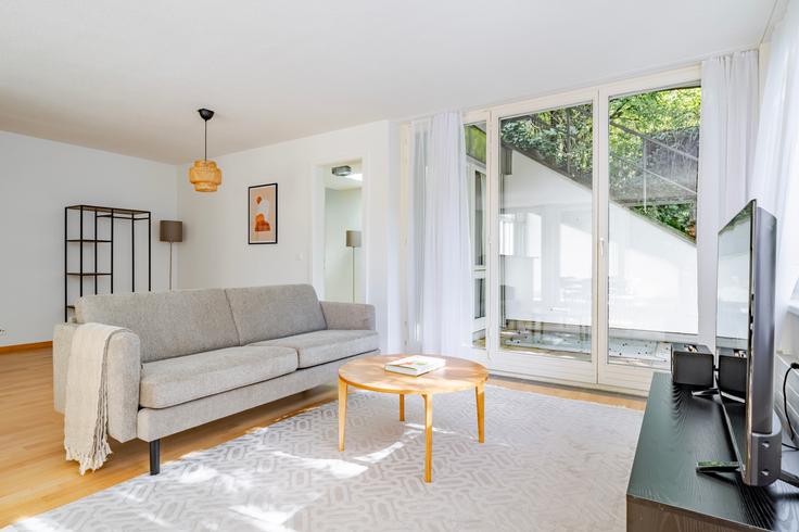 Elegante sala de estar con mobiliario moderno en un apartamento en Neptunstrasse 109, 8032, Zurich en District 7, Zurich