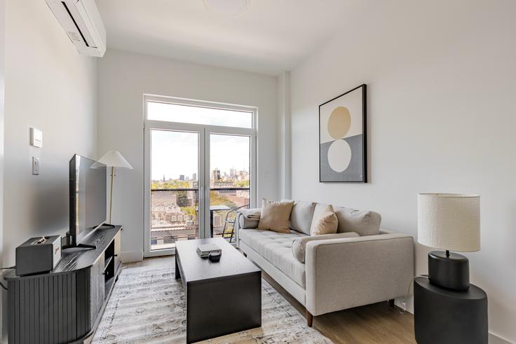 Sala de estar elegantemente projetada com móveis modernos em um apartamento no 82 Fourth Avenue em Brooklyn, New York