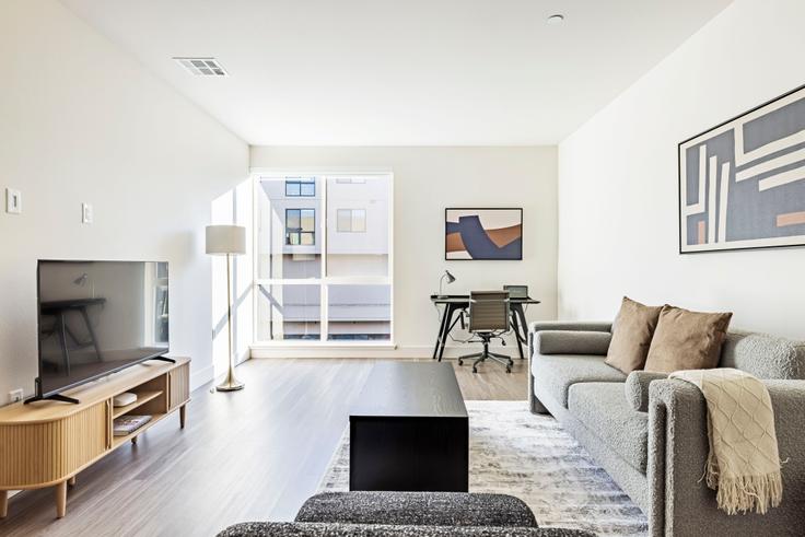 Salle de séjour élégante avec mobilier moderne dans un appartement à Novo apartments à Mountain View, Mountain View Salle de séjour élégante avec mobilier moderne dans un appartement à Novo apartments à Mountain View, Mountain View