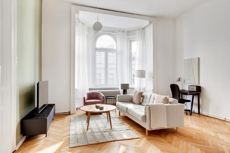 Vienna, Vienna에 위치한 Schüttelstraße 81 아파트의 세련된 인테리어가 돋보이는 거실