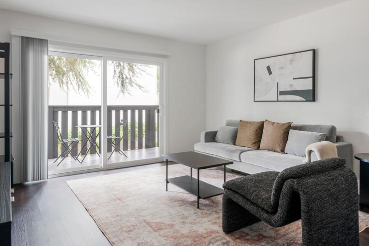 Elegant gestaltetes Wohnzimmer mit moderner Einrichtung in einer Wohnung im Spruce Apartments in Sunnyvale, Sunnyvale Elegant gestaltetes Wohnzimmer mit moderner Einrichtung in einer Wohnung im Spruce Apartments in Sunnyvale, Sunnyvale