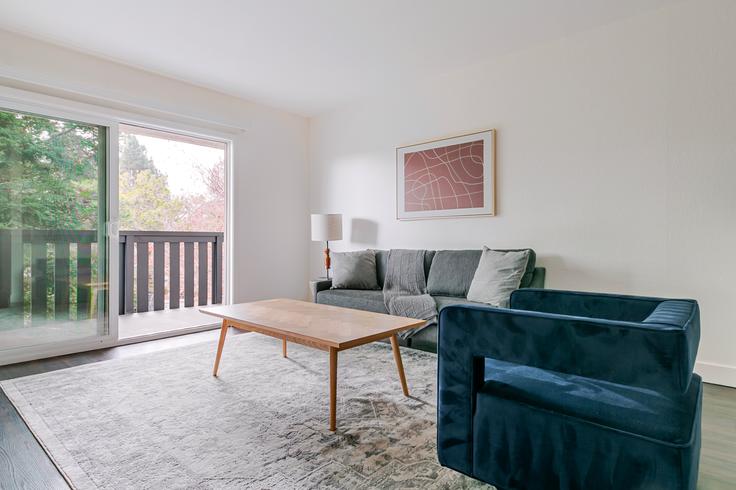 Elegant gestaltetes Wohnzimmer mit moderner Einrichtung in einer Wohnung im Spruce Apartments in Sunnyvale, Sunnyvale