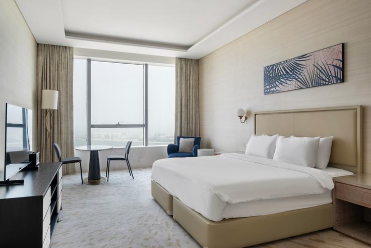 The Palm Tower adresindeki lüks bir dairede en üst düzey ekipmanlara sahip işlevsel ve şık mutfak The Palm Jumeirah, Dubai