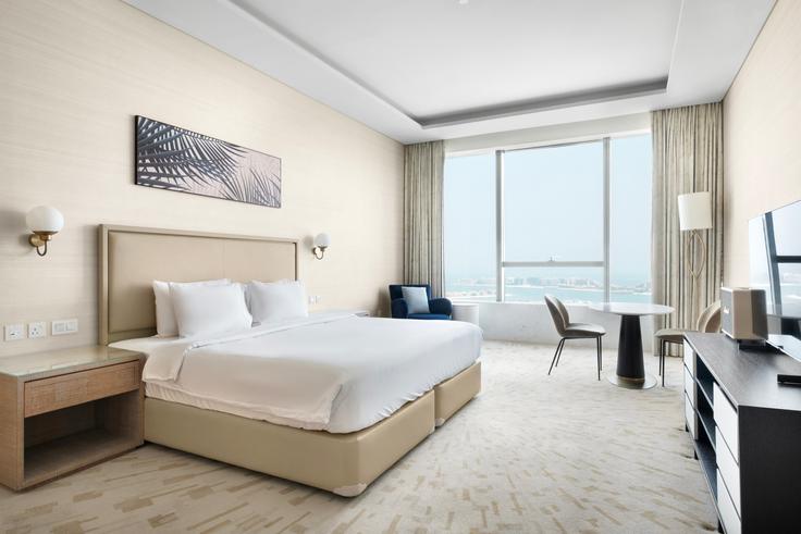 The Palm Tower adresindeki lüks bir dairede en üst düzey ekipmanlara sahip işlevsel ve şık mutfak The Palm Jumeirah, Dubai