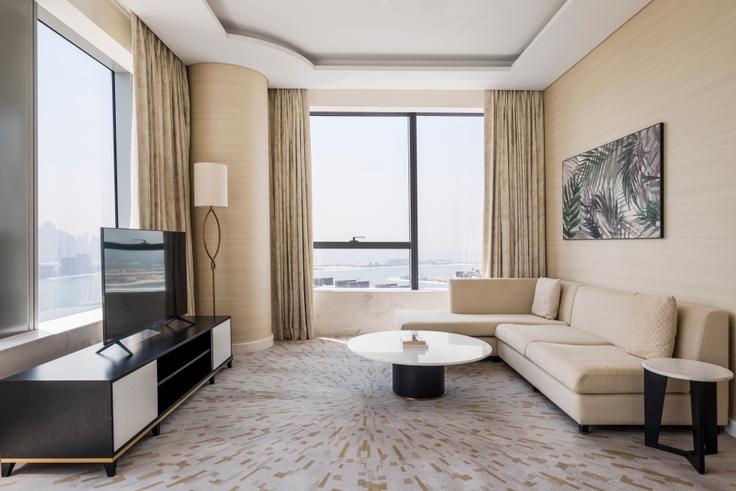 Elegant gestaltetes Wohnzimmer mit moderner Einrichtung in einer Wohnung im The Palm Tower in The Palm Jumeirah, Dubai