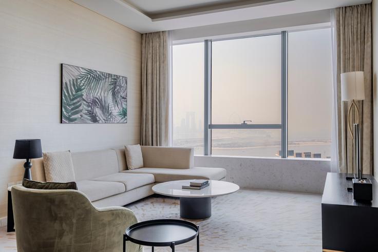 Sala de estar elegantemente projetada com móveis modernos em um apartamento no The Palm Tower em The Palm Jumeirah, Dubai