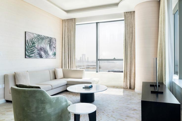 Elegant gestaltetes Wohnzimmer mit moderner Einrichtung in einer Wohnung im The Palm Tower in The Palm Jumeirah, Dubai