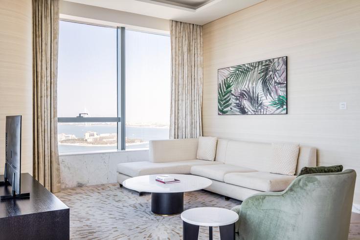 Elegant gestaltetes Wohnzimmer mit moderner Einrichtung in einer Wohnung im The Palm Tower in The Palm Jumeirah, Dubai