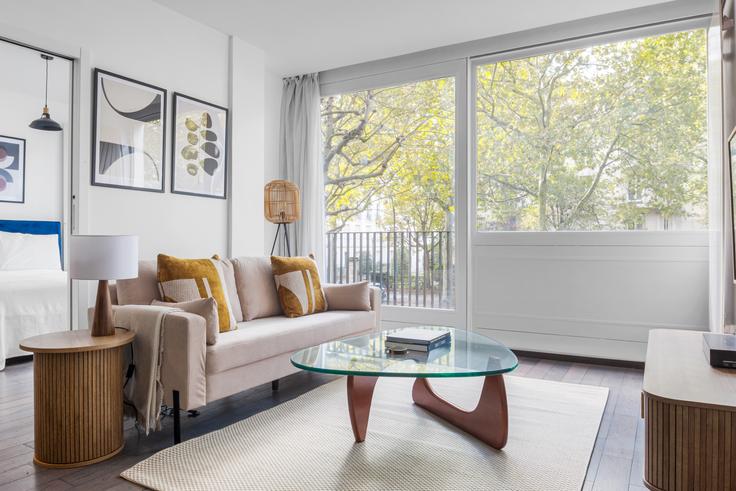 Sala de estar elegantemente projetada com móveis modernos em um apartamento no Suchet 67 em 16th arrondissement, Paris Sala de estar elegantemente projetada com móveis modernos em um apartamento no Suchet 67 em 16th arrondissement, Paris