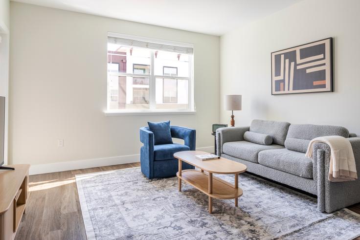 Elegante sala de estar con mobiliario moderno en un apartamento en Artist Walk en Fremont, Fremont