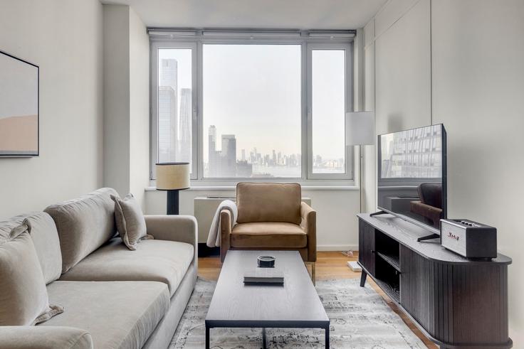 Elegante sala de estar con mobiliario moderno en un apartamento en Atelier en Manhattan, New York