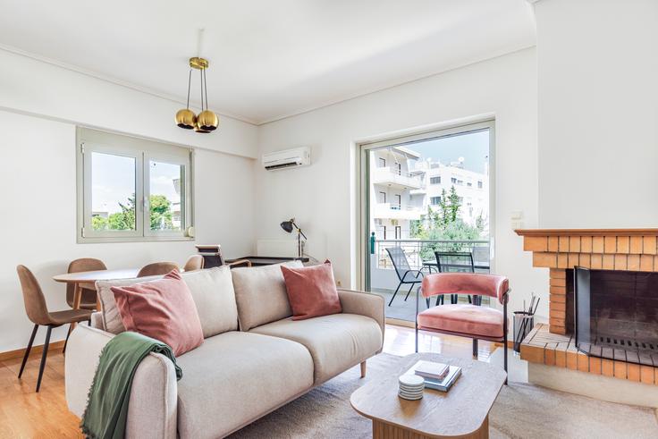 Elegant gestaltetes Wohnzimmer mit moderner Einrichtung in einer Wohnung im Lesvou II in North Athens, Athens
