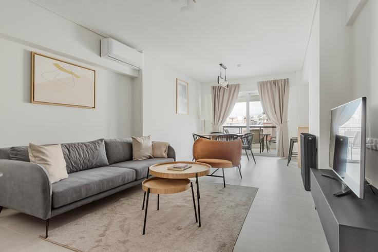 Athens Central AthensのAoou 4 Athensのアパートメントにある、モダンな家具を備えたエレガントなデザインのリビングルーム