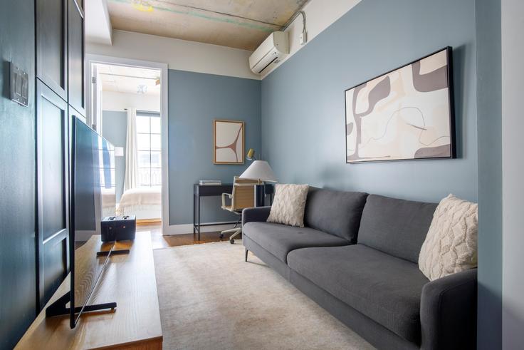 Elegant gestaltetes Wohnzimmer mit moderner Einrichtung in einer Wohnung im The Kent House in Brooklyn, New York Elegant gestaltetes Wohnzimmer mit moderner Einrichtung in einer Wohnung im The Kent House in Brooklyn, New York