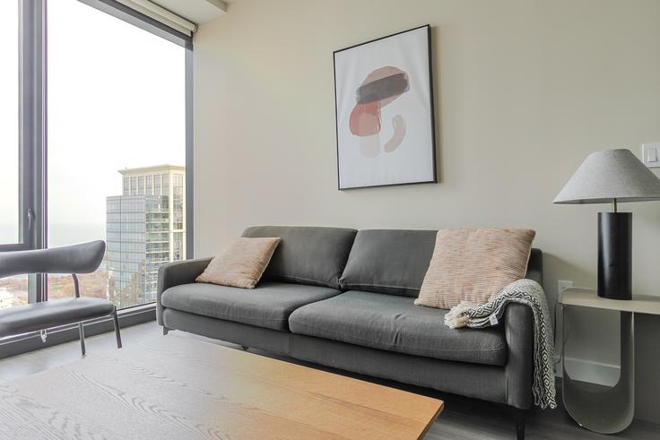 NEMA adresindeki bir dairede modern mobilyalarla zarif bir şekilde tasarlanmış oturma odası Chicago, Chicago NEMA adresindeki bir dairede modern mobilyalarla zarif bir şekilde tasarlanmış oturma odası Chicago, Chicago