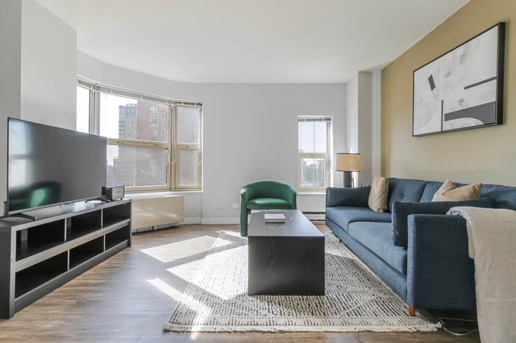 Elegant gestaltetes Wohnzimmer mit moderner Einrichtung in einer Wohnung im Chestnut Place in Chicago, Chicago Elegant gestaltetes Wohnzimmer mit moderner Einrichtung in einer Wohnung im Chestnut Place in Chicago, Chicago