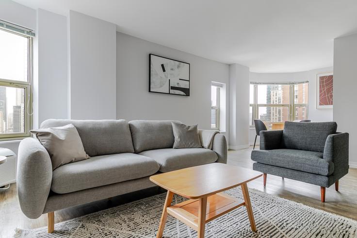 Elegant gestaltetes Wohnzimmer mit moderner Einrichtung in einer Wohnung im Chestnut Place in Chicago, Chicago Elegant gestaltetes Wohnzimmer mit moderner Einrichtung in einer Wohnung im Chestnut Place in Chicago, Chicago