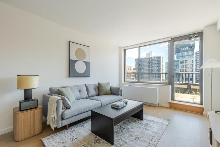 Salle de séjour élégante avec mobilier moderne dans un appartement à The Lyric à Manhattan, New York