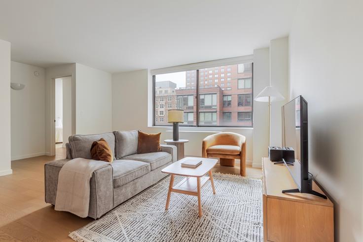 Salle de séjour élégante avec mobilier moderne dans un appartement à The Lyric à Manhattan, New York