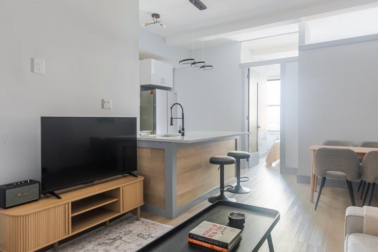 Elegant gestaltetes Wohnzimmer mit moderner Einrichtung in einer Wohnung im 161 W 54th St in Manhattan, New York