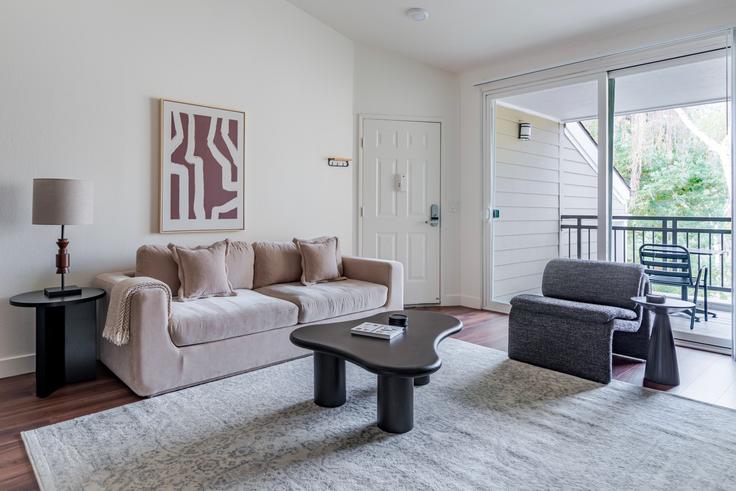 Salle de séjour élégante avec mobilier moderne dans un appartement à Park Central Apartments à Santa Clara, Santa Clara