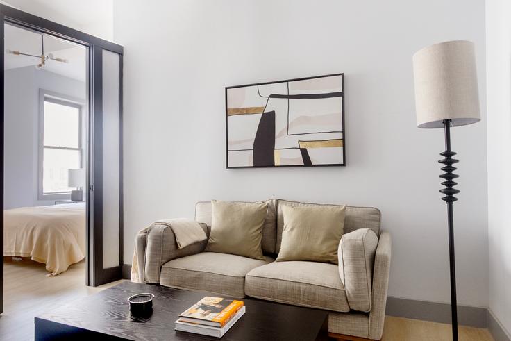 Elegant gestaltetes Wohnzimmer mit moderner Einrichtung in einer Wohnung im 161 W 54th St in Manhattan, New York
