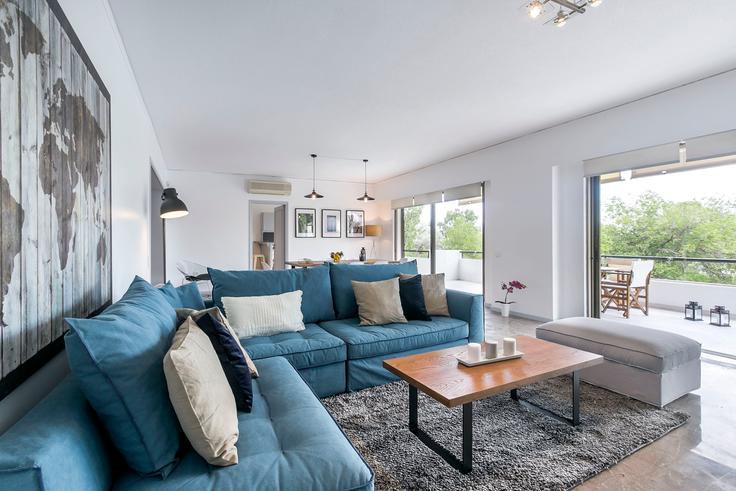 Elegantly designed living room with modern furnishings in an apartment at e4ce1155-18d4-41bb-b160-838c90e8109e in Kifisia, Athens