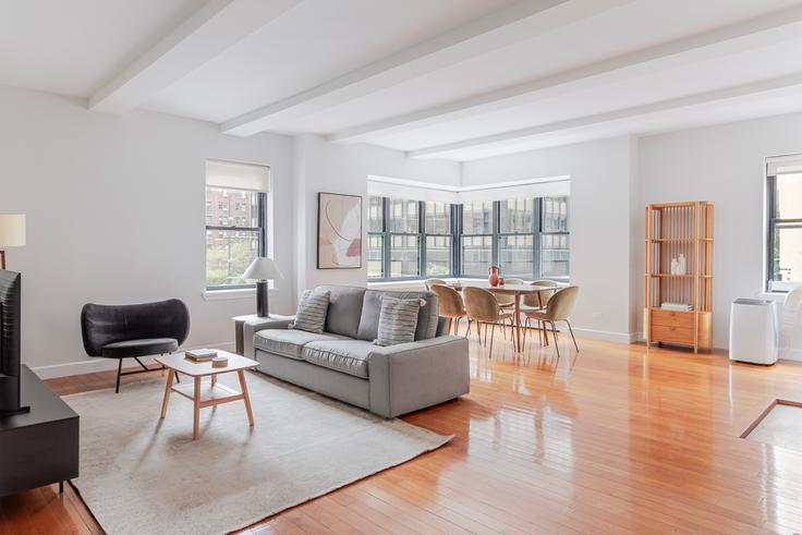 Sala de estar elegantemente projetada com móveis modernos em um apartamento no Stonehenge 57 em Manhattan, New York