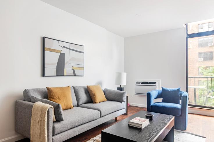 Salle de séjour élégante avec mobilier moderne dans un appartement à 435 East 86th Street à Manhattan, New York Salle de séjour élégante avec mobilier moderne dans un appartement à 435 East 86th Street à Manhattan, New York