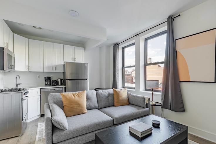 Manhattan, New York에 위치한 45 West 81st St 아파트의 세련된 인테리어가 돋보이는 거실