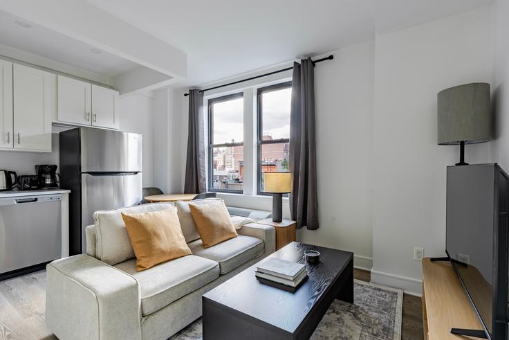 Manhattan, New York에 위치한 45 West 81st St 아파트의 세련된 인테리어가 돋보이는 거실