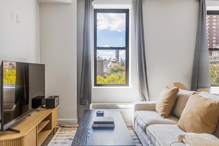 Manhattan, New York에 위치한 45 West 81st St 아파트의 세련된 인테리어가 돋보이는 거실 Manhattan, New York에 위치한 45 West 81st St 아파트의 세련된 인테리어가 돋보이는 거실