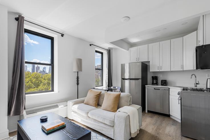 Manhattan, New York에 위치한 45 West 81st St 아파트의 세련된 인테리어가 돋보이는 거실 Manhattan, New York에 위치한 45 West 81st St 아파트의 세련된 인테리어가 돋보이는 거실