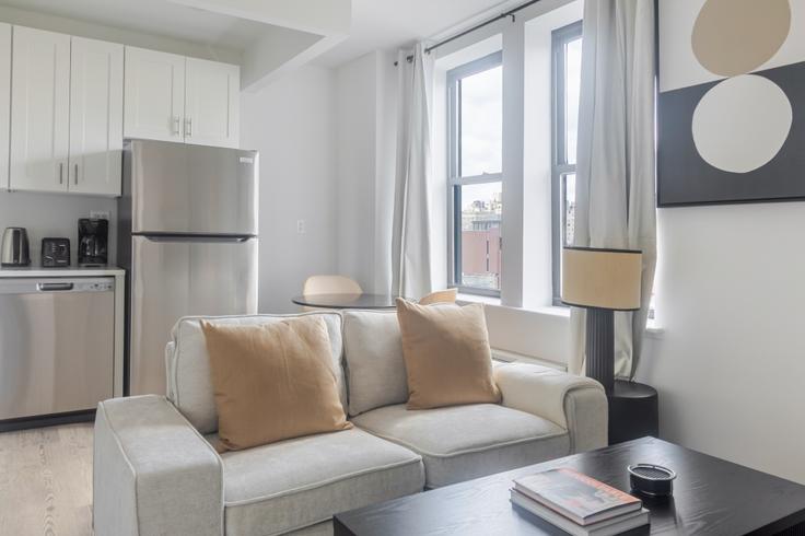 45 West 81st St adresindeki bir dairede modern mobilyalarla zarif bir şekilde tasarlanmış oturma odası Manhattan, New York