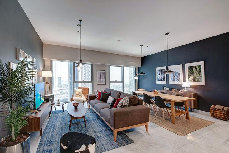 Trade Center, Dubai 소재 Central Park Residential Tower 유닛에 마련된, 현대적인 가구로 꾸며진 우아한 디자인의 거실