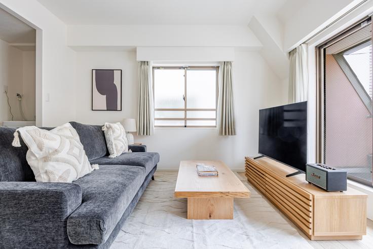 Sala de estar elegantemente projetada com móveis modernos em um apartamento no QuinTet Ebisu em Shibuya, Tokyo Sala de estar elegantemente projetada com móveis modernos em um apartamento no QuinTet Ebisu em Shibuya, Tokyo