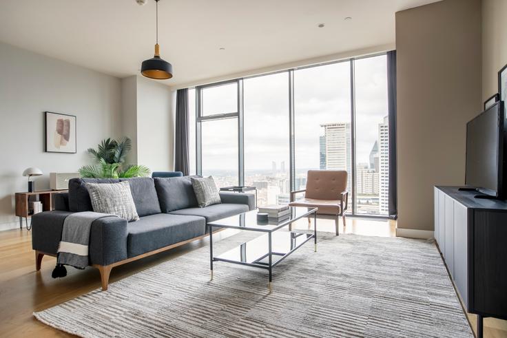 Elegante sala de estar con mobiliario moderno en un apartamento en İstanbloom Residence en Esentepe, Istanbul