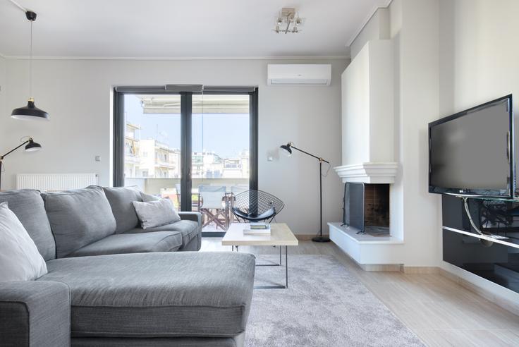 Elegant gestaltetes Wohnzimmer mit moderner Einrichtung in einer Wohnung im Dimitriou Rali in North Athens, Athens Elegant gestaltetes Wohnzimmer mit moderner Einrichtung in einer Wohnung im Dimitriou Rali in North Athens, Athens