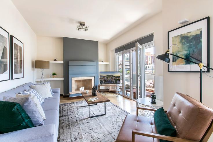Salle de séjour élégante avec mobilier moderne dans un appartement à Marathonodromou III à North Athens, Athens Salle de séjour élégante avec mobilier moderne dans un appartement à Marathonodromou III à North Athens, Athens
