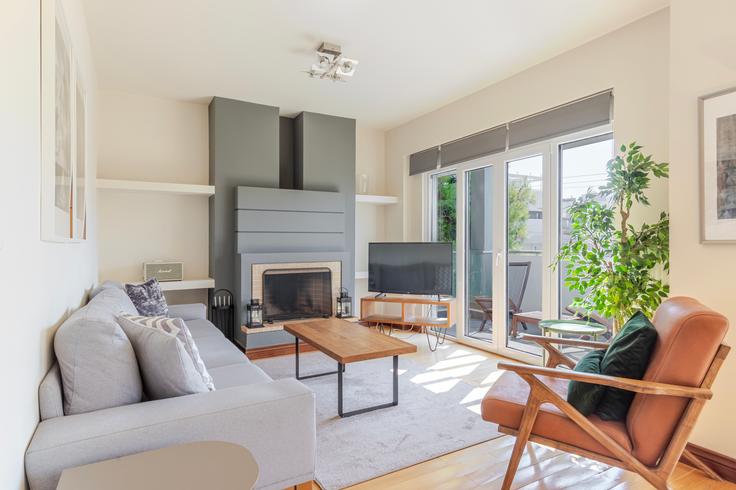 Salle de séjour élégante avec mobilier moderne dans un appartement à Marathonodromou V à North Athens, Athens Salle de séjour élégante avec mobilier moderne dans un appartement à Marathonodromou V à North Athens, Athens