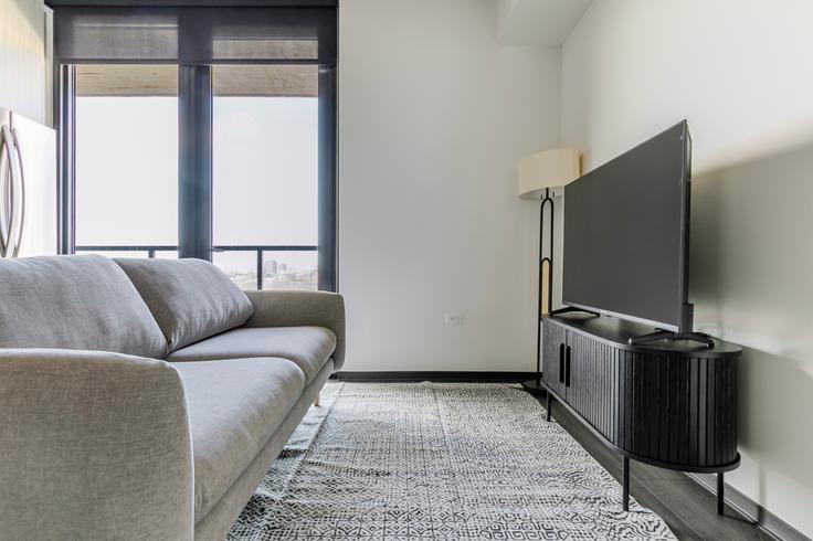 Elegant gestaltetes Wohnzimmer mit moderner Einrichtung in einer Wohnung im Evo Union Park in Chicago, Chicago Elegant gestaltetes Wohnzimmer mit moderner Einrichtung in einer Wohnung im Evo Union Park in Chicago, Chicago