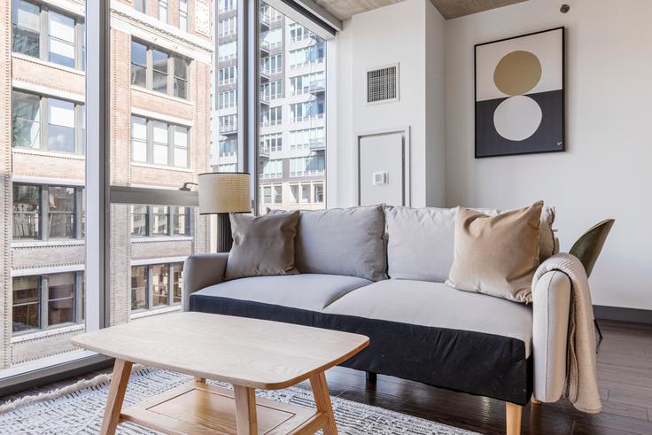 Elegante sala de estar con mobiliario moderno en un apartamento en Jeff Jack en Chicago, Chicago Elegante sala de estar con mobiliario moderno en un apartamento en Jeff Jack en Chicago, Chicago