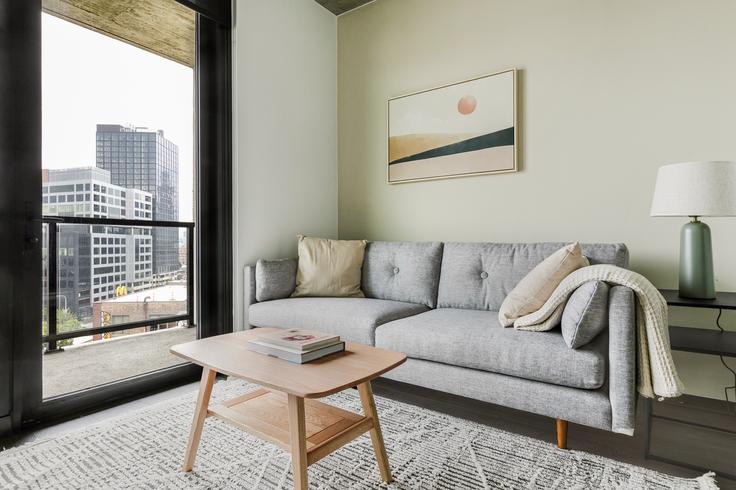 Elegant gestaltetes Wohnzimmer mit moderner Einrichtung in einer Wohnung im Evo Union Park in Chicago, Chicago Elegant gestaltetes Wohnzimmer mit moderner Einrichtung in einer Wohnung im Evo Union Park in Chicago, Chicago