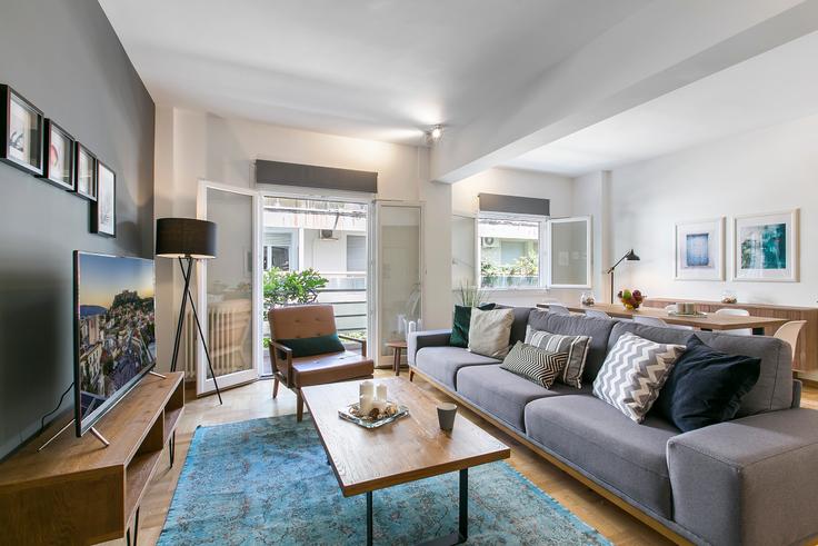 Elegantly designed living room with modern furnishings in an apartment at a595424d-956f-48a4-a03b-60328d2fb602 in Kolonaki, Athens