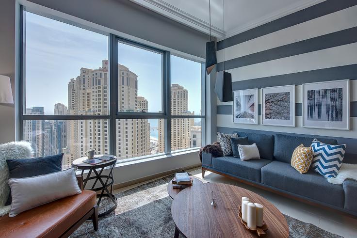 Elegant gestaltetes Wohnzimmer mit moderner Einrichtung in einer Wohnung im Bay central in Dubai Marina, Dubai Elegant gestaltetes Wohnzimmer mit moderner Einrichtung in einer Wohnung im Bay central in Dubai Marina, Dubai