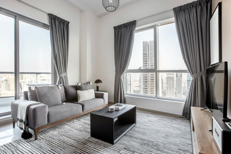 Elegant gestaltetes Wohnzimmer mit moderner Einrichtung in einer Wohnung im Bay central in Dubai Marina, Dubai