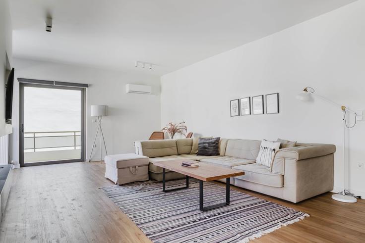 Salle de séjour élégante avec mobilier moderne dans un appartement à Kolokotroni I à North Athens, Athens
